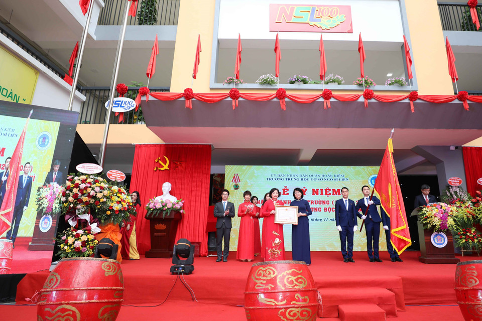Phó Chủ tịch nước Đặng Thị Ngọc Thịnh trao Huân chương Độc lập hạng Nhì cho trường Trung học cơ sở Ngô Sĩ Liên. (Ảnh: Thanh Tùng/TTXVN)