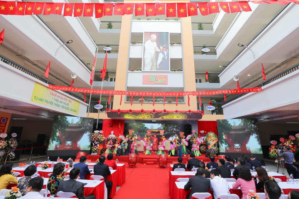 Tiết mục văn nghệ chào mừng của giáo viên và học sinh nhà trường. (Ảnh: Thanh Tùng/TTXVN)