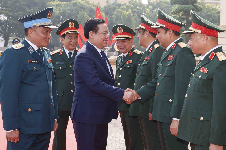 Chủ tịch Quốc hội Vương Đình Huệ với Lãnh đạo Bộ Quốc phòng. (Ảnh: Doãn Tấn/TTXVN)