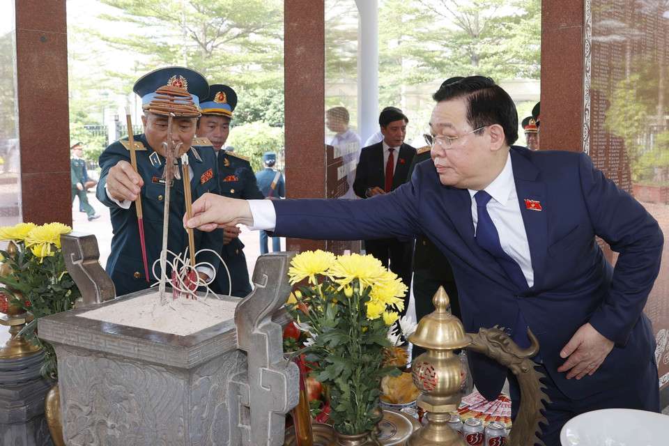 Chủ tịch Quốc hội Vương Đình Huệ dâng hương tưởng niệm các Anh hùng Liệt sỹ của Quân chủng Phòng không-Không quân. (Ảnh: Doãn Tấn/TTXVN)