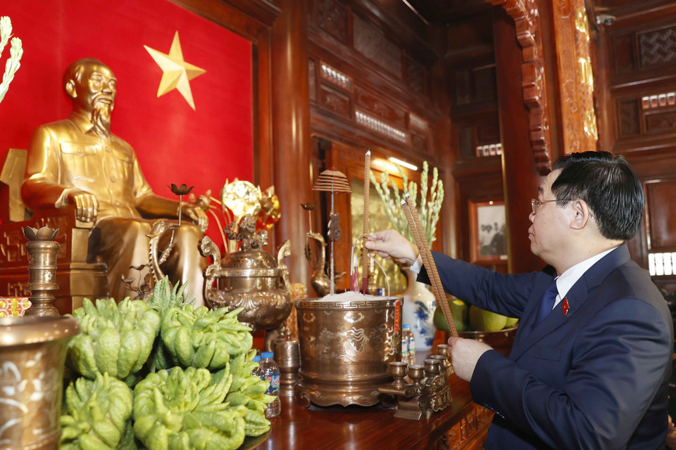 Chủ tịch Quốc hội Vương Đình Huệ dâng hương tưởng niệm Chủ tịch Hồ Chí Minh. (Ảnh: Doãn Tấn/TTXVN)