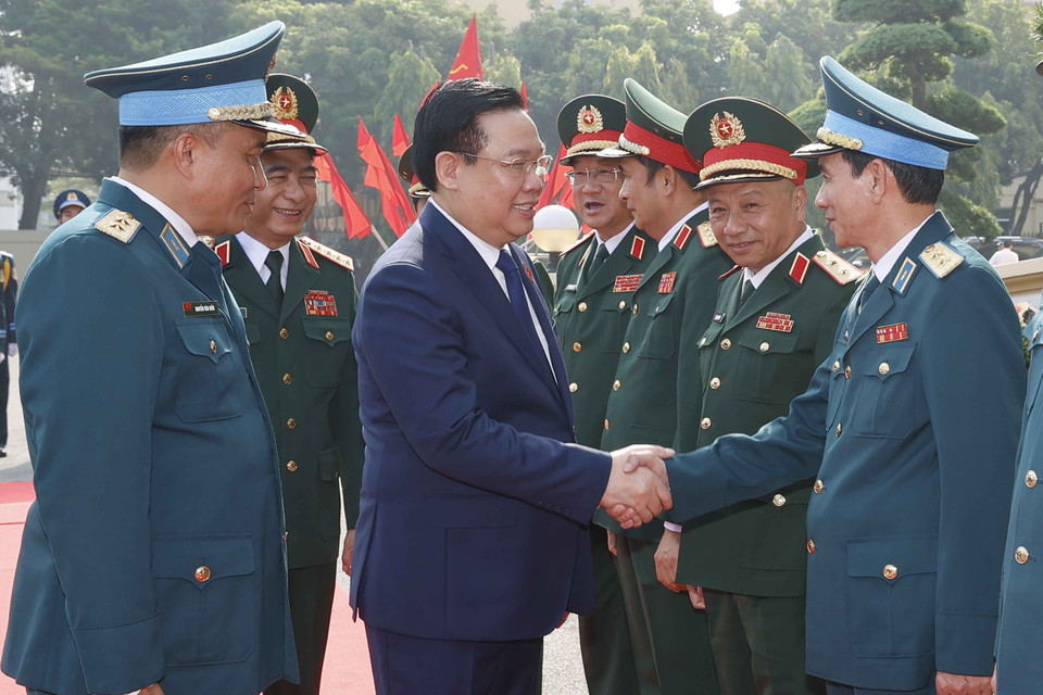 Chủ tịch Quốc hội Vương Đình Huệ với Lãnh đạo Quân chủng Phòng không-Không quân. (Ảnh: Doãn Tấn/TTXVN)