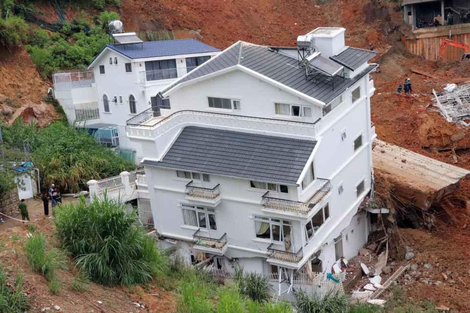 Rạng sáng 29/6, tại hẻm 36, đường Hoàng Hoa Thám (phường 10, thành phố Đà Lạt, Lâm Đồng) đã xảy ra 1 vụ sạt lở kinh hoàng. Mưa lớn làm vỡ bờ kè bêtông từ trên cao, làm đất đá tràn xuống 4 ngôi nhà phía dưới trong khu vực, trong đó có 2 ngôi nhà bị phá hủy hoàn toàn. (Ảnh: Chu Quốc Hùng/TTXVN)