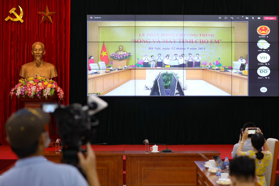 Các tổ chức, đơn vị trao tượng trưng máy tính ủng hộ chương trình Sóng và máy tính cho em. (Ảnh chụp từ điểm cầu Bộ Giáo dục và Đào tạo. Nguồn: Thanh Tùng/TTXVN)