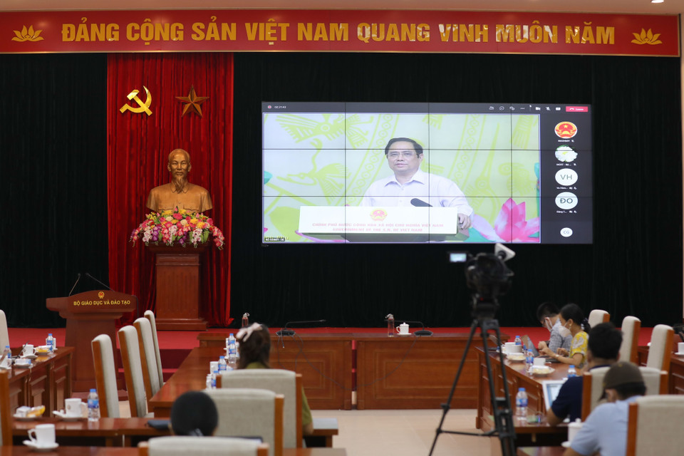 Thủ tướng Chính phủ Phạm Minh Chính phát động chương trình Sóng và máy tính cho em. (Ảnh chụp từ điểm cầu Bộ Giáo dục và Đào tạo. Nguồn: Thanh Tùng/TTXVN)