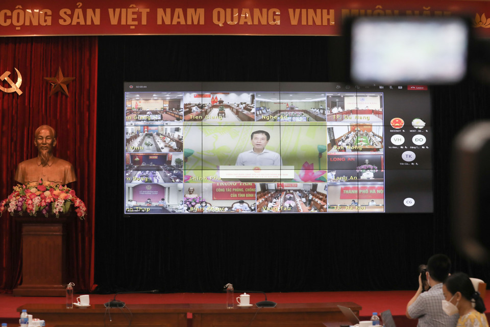 Chương trình được thực hiện trực tuyến tại điểm cầu Văn phòng Chính phủ, Bộ Giáo dục và Đào tạo, Bộ Thông tin và Truyền thông, cùng 63 điểm cầu tại các địa phương trên toàn quốc. (Ảnh: Thanh Tùng/TTXVN)