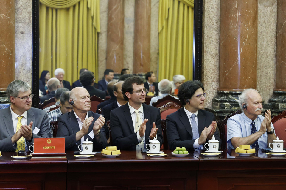 Các nhà khoa học quốc tế và Việt Nam tham dự buổi gặp gỡ.(Ảnh: Thống Nhất/TTXVN)