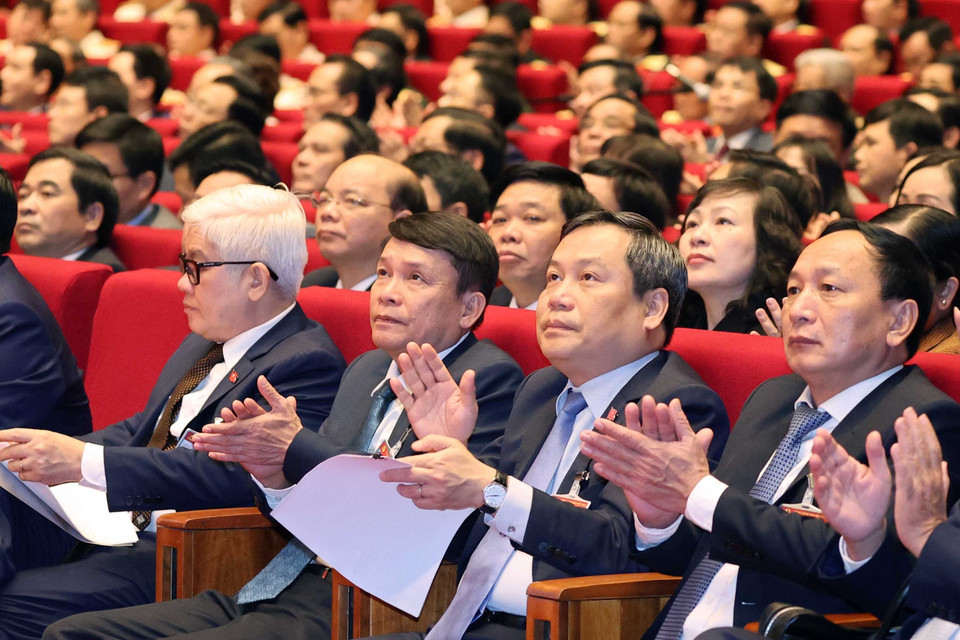 Đồng chí Nguyễn Đức Lợi (thứ hai, từ trái sang), Ủy viên Trung ương Đảng, Tổng giám đốc TTXVN và các đại biểu dự phiên tham luận tại hội trường, sáng 27/1. (Nguồn: TTXVN)