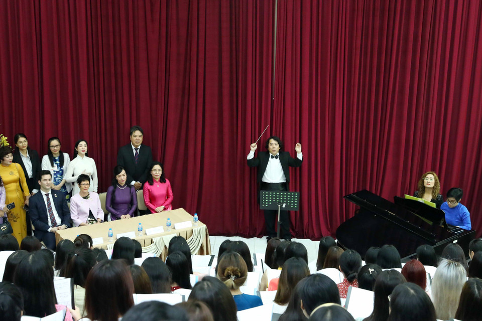 Phu nhân Chủ tịch nước Phan Thị Thanh Tâm và Phu nhân Toàn quyền Australia Linda Hurley thăm lớp học hát Hợp xướng. (Ảnh: Phạm Kiên/TTXVN)