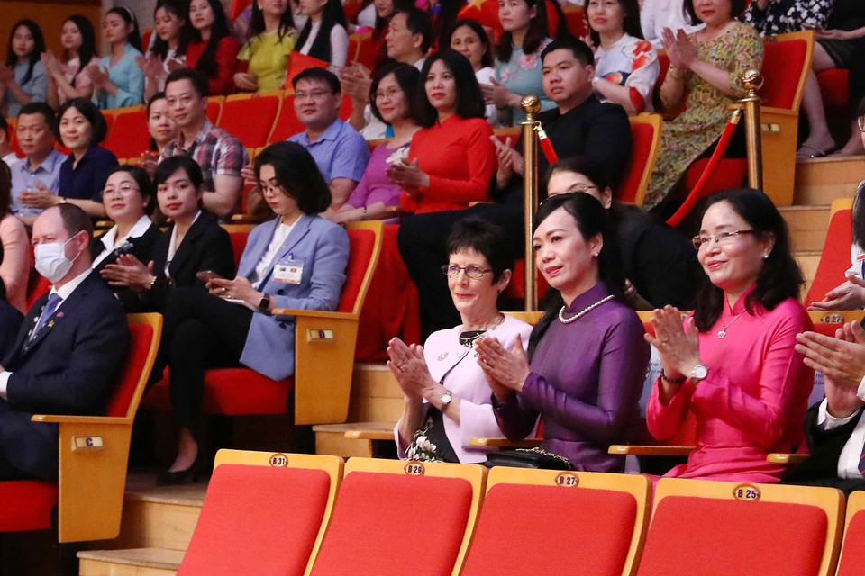 Phu nhân Chủ tịch nước Phan Thị Thanh Tâm và Phu nhân Toàn quyền Australia Linda Hurley dự một chương trình biểu diễn hòa nhạc. (Ảnh: Phạm Kiên/TTXVN)