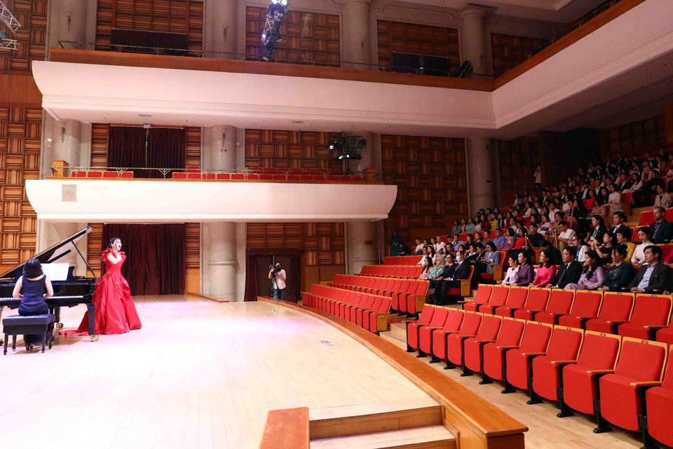 Chương trình biểu diễn hòa nhạc chào mừng nhân dịp Phu nhân Chủ tịch nước Phan Thị Thanh Tâm và Phu nhân Toàn quyền Australia Linda Hurley thăm Học viện Âm nhạc Quốc gia Việt Nam. (Ảnh: Phạm Kiên/TTXVN)