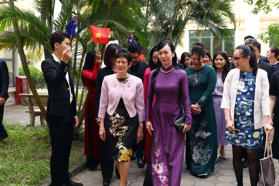 Phu nhân Chủ tịch nước Phan Thị Thanh Tâm và Phu nhân Toàn quyền Australia Linda Hurley tới thăm Học viện Âm nhạc Quốc gia Việt Nam. (Ảnh: Phạm Kiên/TTXVN)