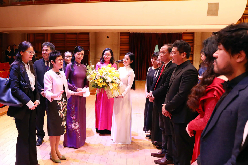 Phu nhân Chủ tịch nước Phan Thị Thanh Tâm và Phu nhân Toàn quyền Australia Linda Hurley giao lưu với cán bộ giảng viên và học sinh Học viện Âm nhạc Quốc gia Việt Nam. (Ảnh: Phạm Kiên/TTXVN)