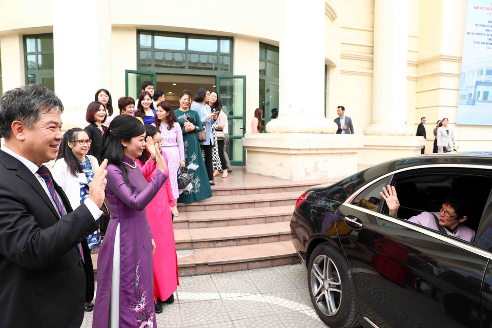 Phu nhân Chủ tịch nước Phan Thị Thanh Tâm tiễn Phu nhân Toàn quyền Australia Linda Hurley sau chuyến thăm Học viện Âm nhạc Quốc gia Việt Nam. (Ảnh: Phạm Kiên/TTXVN)