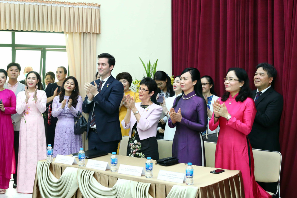 Phu nhân Chủ tịch nước Phan Thị Thanh Tâm và Phu nhân Toàn quyền Australia Linda Hurley thăm lớp học hát Hợp xướng. (Ảnh: Phạm Kiên/TTXVN)