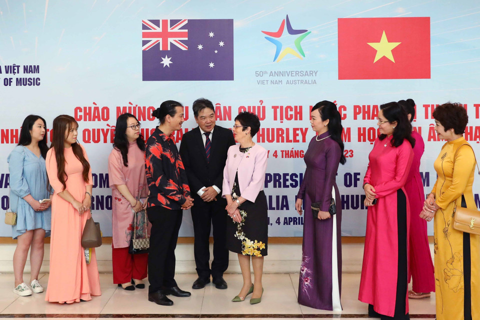 Phu nhân Chủ tịch nước Phan Thị Thanh Tâm và Phu nhân Toàn quyền Australia Linda Hurley gặp mặt các cựu sinh viên du học tại Australia. (Ảnh: Phạm Kiên/TTXVN)