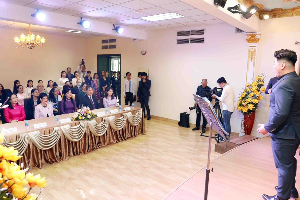 Phu nhân Chủ tịch nước Phan Thị Thanh Tâm và Phu nhân Toàn quyền Australia Linda Hurley thăm lớp học hát Opera. (Ảnh: Phạm Kiên/TTXVN)