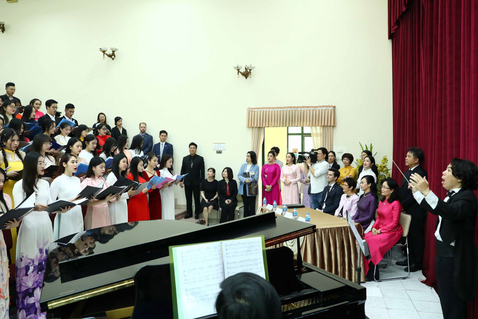 Phu nhân Chủ tịch nước Phan Thị Thanh Tâm và Phu nhân Toàn quyền Australia Linda Hurley thăm lớp học hát Hợp xướng. (Ảnh: Phạm Kiên/TTXVN)