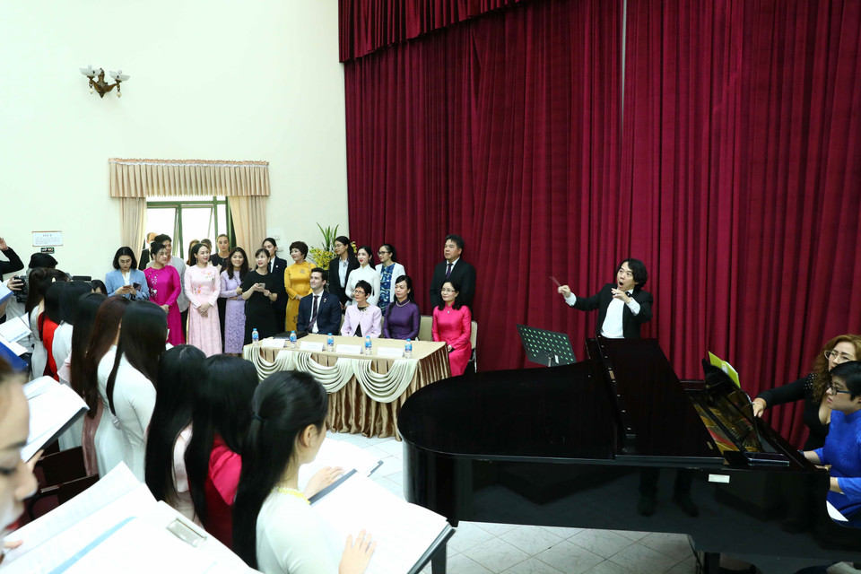 Phu nhân Chủ tịch nước Phan Thị Thanh Tâm và Phu nhân Toàn quyền Australia Linda Hurley thăm lớp học hát Hợp xướng. (Ảnh: Phạm Kiên/TTXVN)