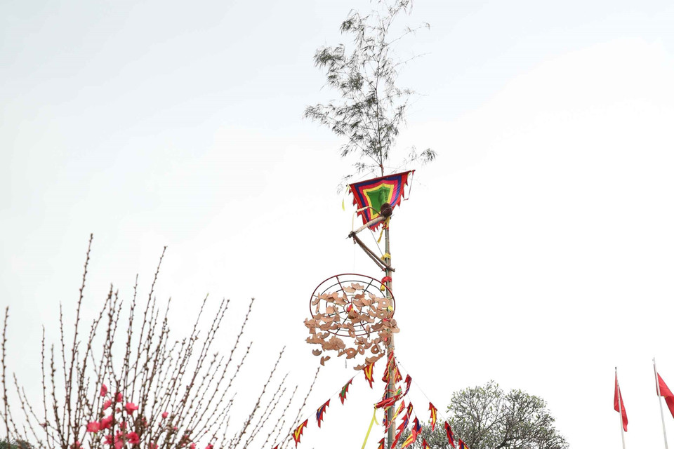 Dựng cây nêu ngày Tết. (Ảnh: Thanh Tùng/TTXVN)