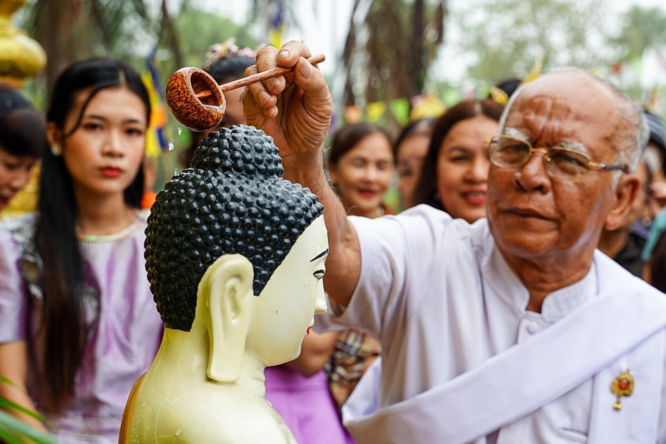 Nghi thức tắm Phật bằng nước ướp hương, gột rửa những điều không may mắn trong năm cũ để sang năm mới mọi sự được như ý. (Ảnh: Tuấn Đức/TTXVN)