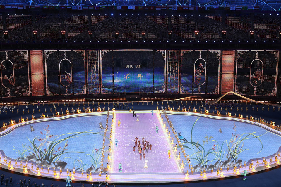 Đoàn Thể thao Bhutan diễu hành tại Lễ khai mạc ASIAD lần thứ 19 trên Sân vận động Olympic ở Hàng Châu, tỉnh Chiết Giang, Trung Quốc, ngày 23/9/2023. (Ảnh: THX/TTXVN)