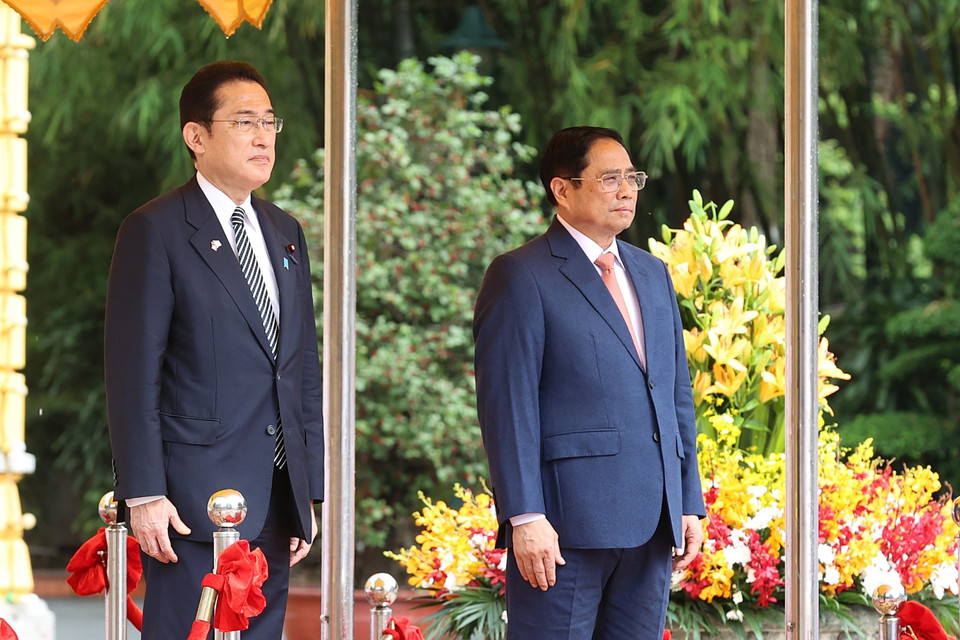 Thủ tướng Phạm Minh Chính và Thủ tướng Nhật Bản Kishida Fumio nghe quân nhạc cử quốc thiều hai nước. (Ảnh: Dương Giang/TTXVN)