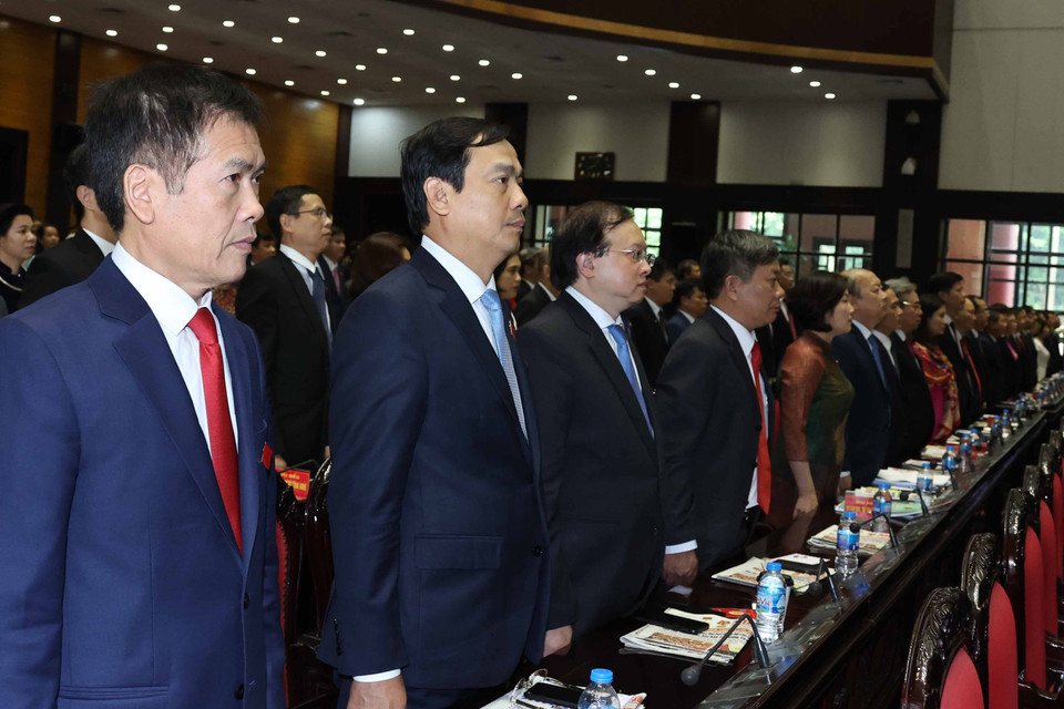 Các đại biểu thực hiện nghi thức chào cờ. (Ảnh: Thống Nhất/TTXVN)