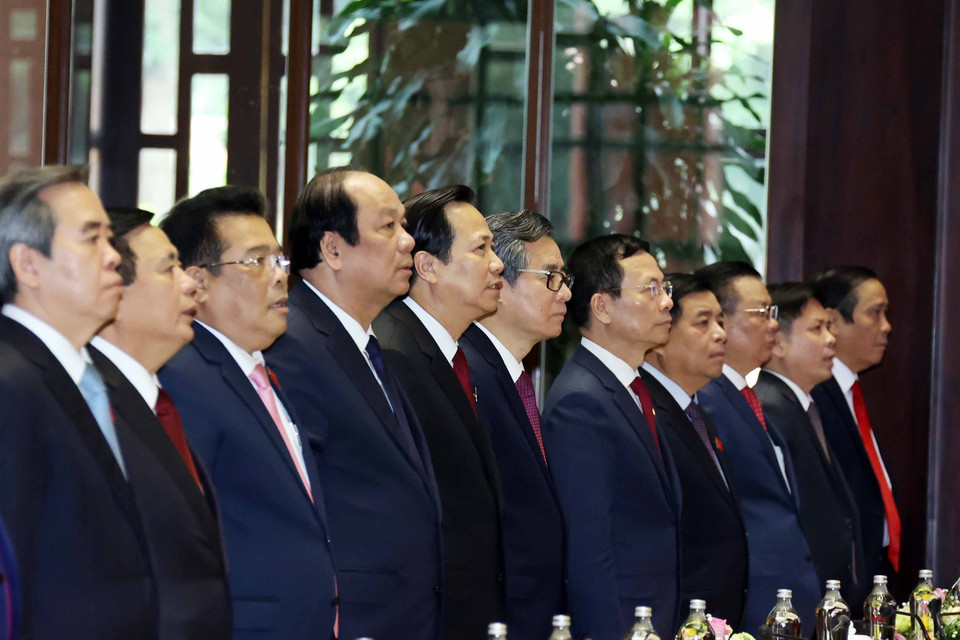 Các đại biểu thực hiện nghi thức chào cờ. (Ảnh: Thống Nhất/TTXVN)