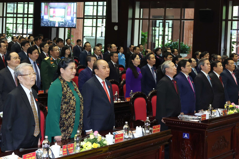 Ông Nguyễn Xuân Phúc, Ủy viên Bộ Chính trị, Thủ tướng Chính phủ và các vị lãnh đạo, nguyên lãnh đạo Đảng, Nhà nước thực hiện nghi thức chào cờ. (Ảnh: Thống Nhất/TTXVN)