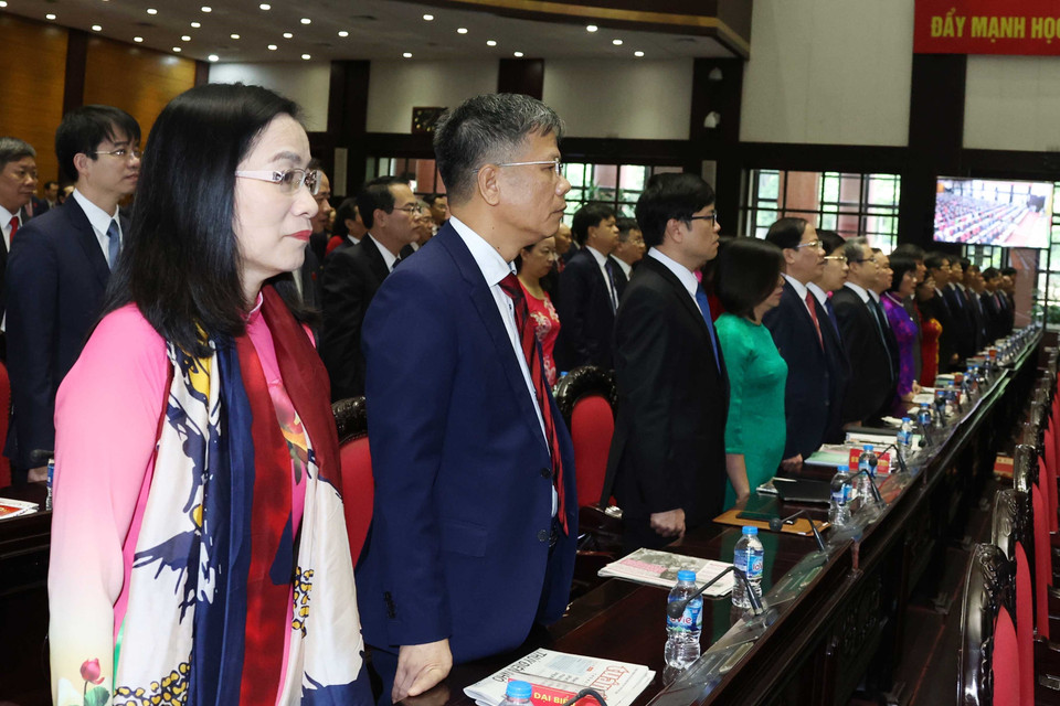 Các đại biểu thực hiện nghi thức chào cờ. (Ảnh: Thống Nhất/TTXVN)