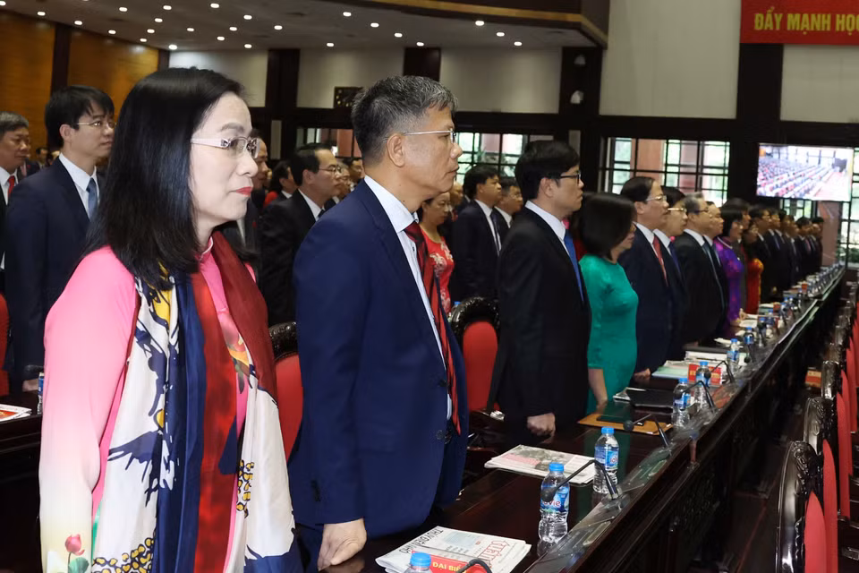 Các đại biểu thực hiện nghi thức chào cờ. (Ảnh: Thống Nhất/TTXVN)