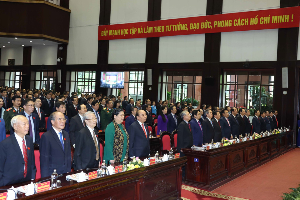 Ông Nguyễn Xuân Phúc, Ủy viên Bộ Chính trị, Thủ tướng Chính phủ và các vị lãnh đạo, nguyên lãnh đạo Đảng, Nhà nước thực hiện nghi thức chào cờ. (Ảnh: Thống Nhất/TTXVN)