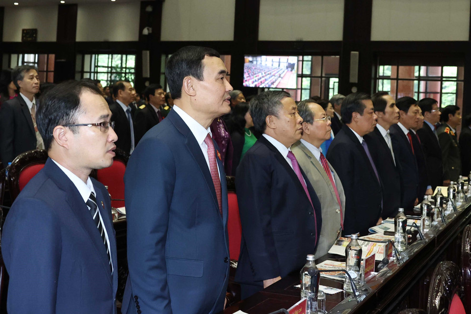 Các đại biểu thực hiện nghi thức chào cờ. (Ảnh: Thống Nhất/TTXVN)