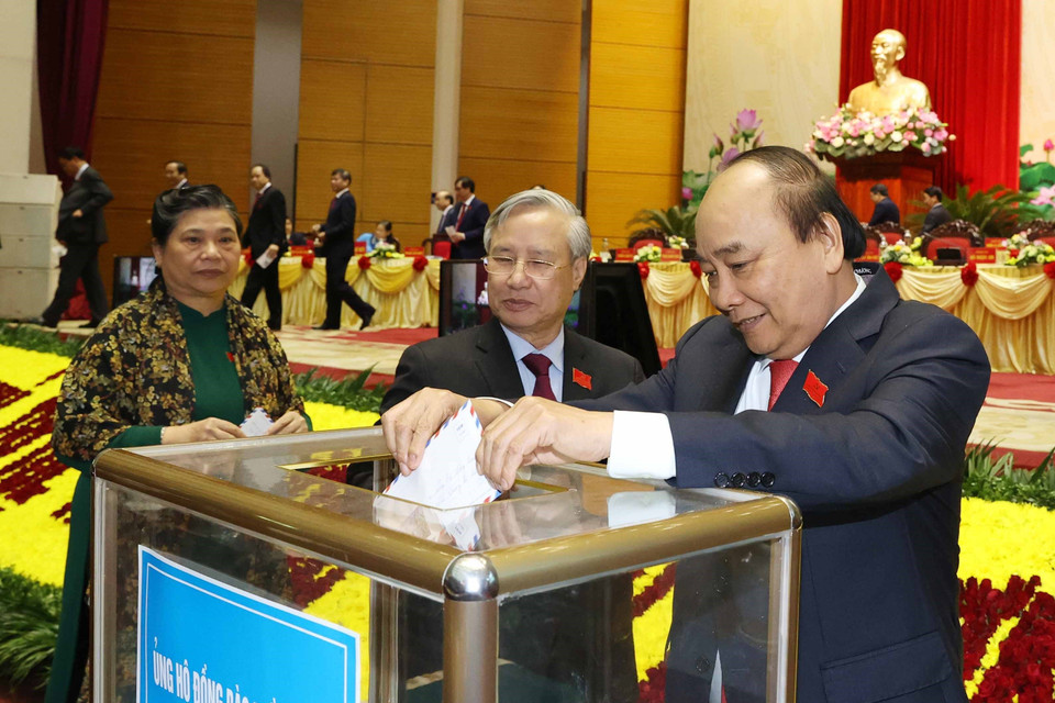 Ông Nguyễn Xuân Phúc, Ủy viên Bộ Chính trị, Thủ tướng Chính phủ và các đại biểu ủng hộ đồng bào miền Trung khắc phục hậu quả lũ lụt. (Ảnh: Thống Nhất/TTXVN)