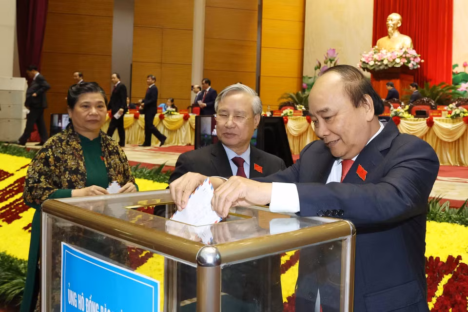 Ông Nguyễn Xuân Phúc, Ủy viên Bộ Chính trị, Thủ tướng Chính phủ và các đại biểu ủng hộ đồng bào miền Trung khắc phục hậu quả lũ lụt. (Ảnh: Thống Nhất/TTXVN)