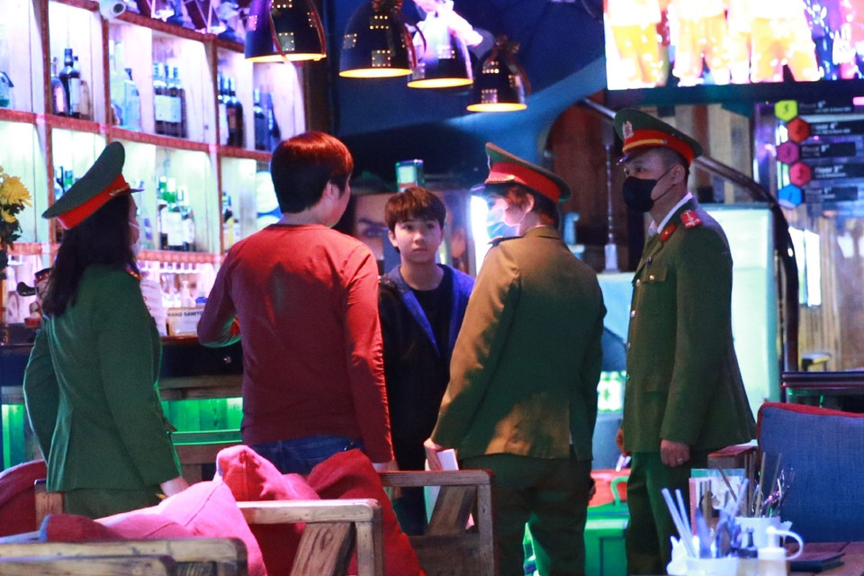 Lực lượng Công an quận Hoàn Kiếm kiểm tra công tác, phòng dịch COVID-19 tại các quán bar, karaoke. (Ảnh: Doãn Tấn/TTXVN)