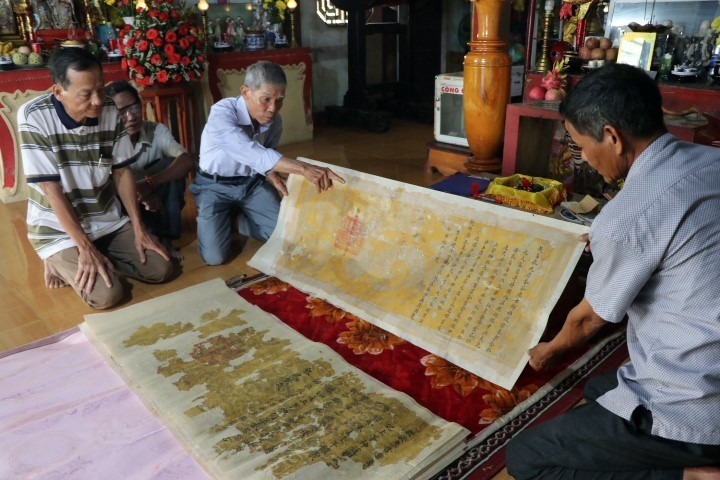 Các sắc phong tại điện thờ Thánh mẫu Thiên Y A Na (phường Hương An, thị xã Hương Trà) được phục chế trên giấy dó. (Ảnh: Đỗ Trưởng/TTXVN)