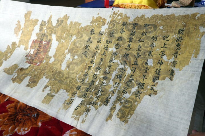 Những năm qua, Trung tâm Bảo tồn di tích Cố đô Huế đã giúp đỡ nhiều ngôi làng trên địa bàn tỉnh trong việc phục hồi, tư vấn bảo quản, số hóa nhằm lưu giữ nguồn di sản tư liệu Hán Nôm quý trong dân gian. (Ảnh: Đỗ Trưởng/TTXVN)