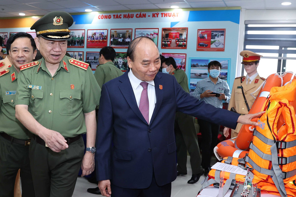 Thủ tướng Nguyễn Xuân Phúc và các đại biểu xem vật tư, thiết bị kỹ thuật nghiệp vụ tại hội nghị. (Ảnh: Thống Nhất/TTXVN)