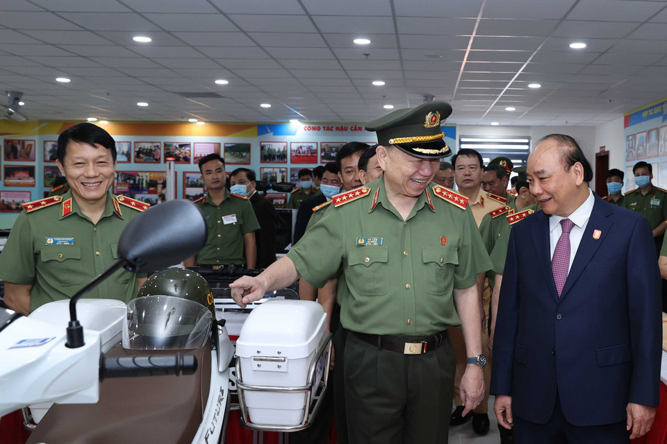 Thủ tướng Nguyễn Xuân Phúc và các đại biểu xem vật tư, thiết bị kỹ thuật nghiệp vụ tại hội nghị. (Ảnh: Thống Nhất/TTXVN)