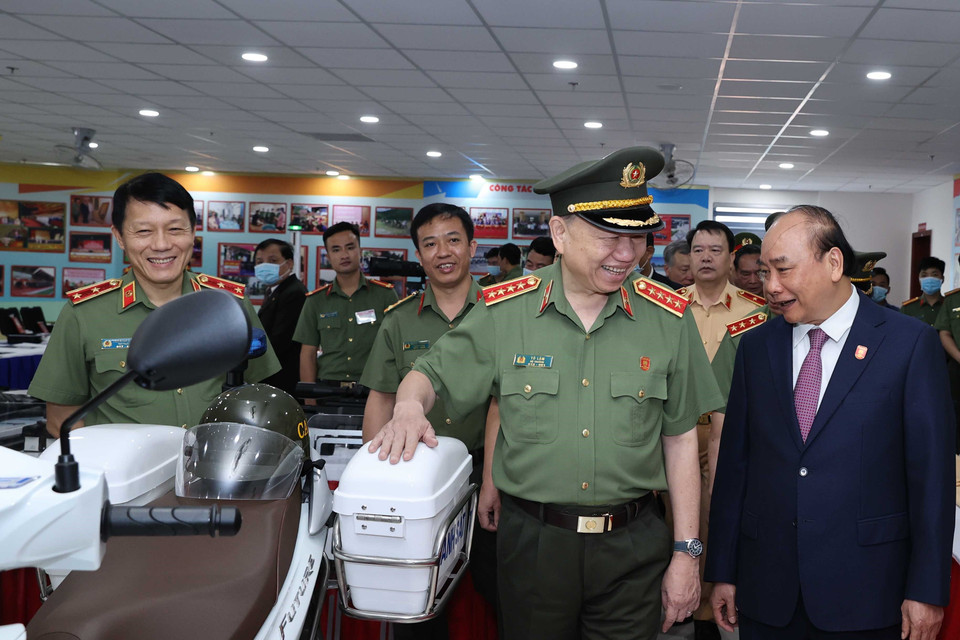 Thủ tướng Nguyễn Xuân Phúc và các đại biểu xem vật tư, thiết bị kỹ thuật nghiệp vụ tại hội nghị. (Ảnh: Thống Nhất/TTXVN)