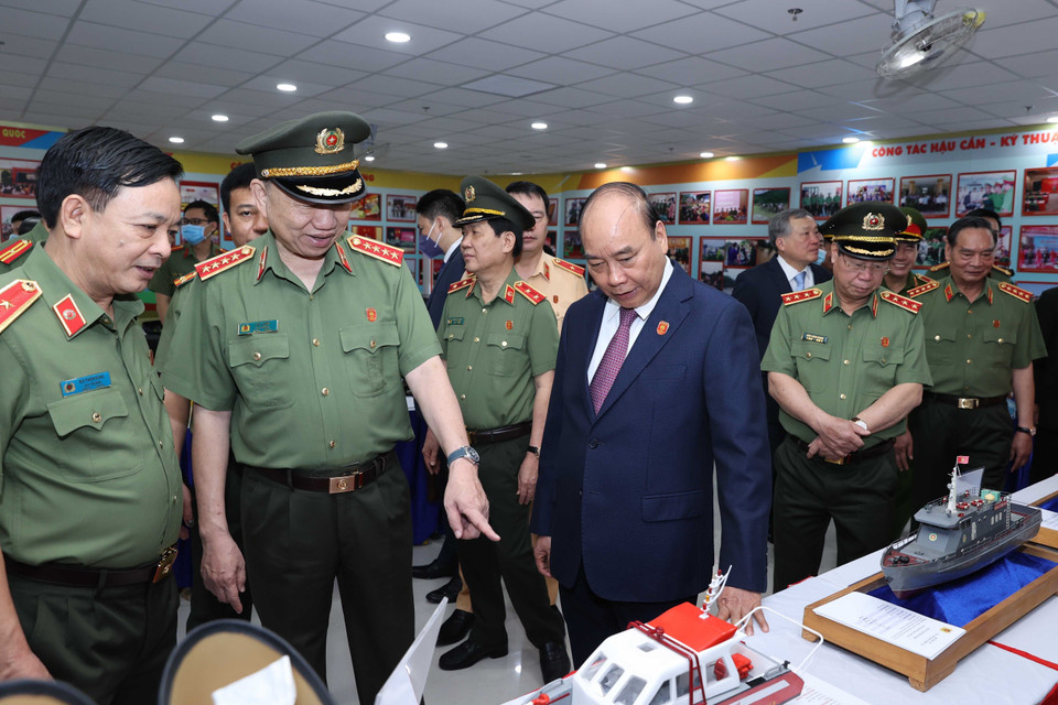 Thủ tướng Nguyễn Xuân Phúc và các đại biểu xem vật tư, thiết bị kỹ thuật nghiệp vụ tại hội nghị. (Ảnh: Thống Nhất/TTXVN)