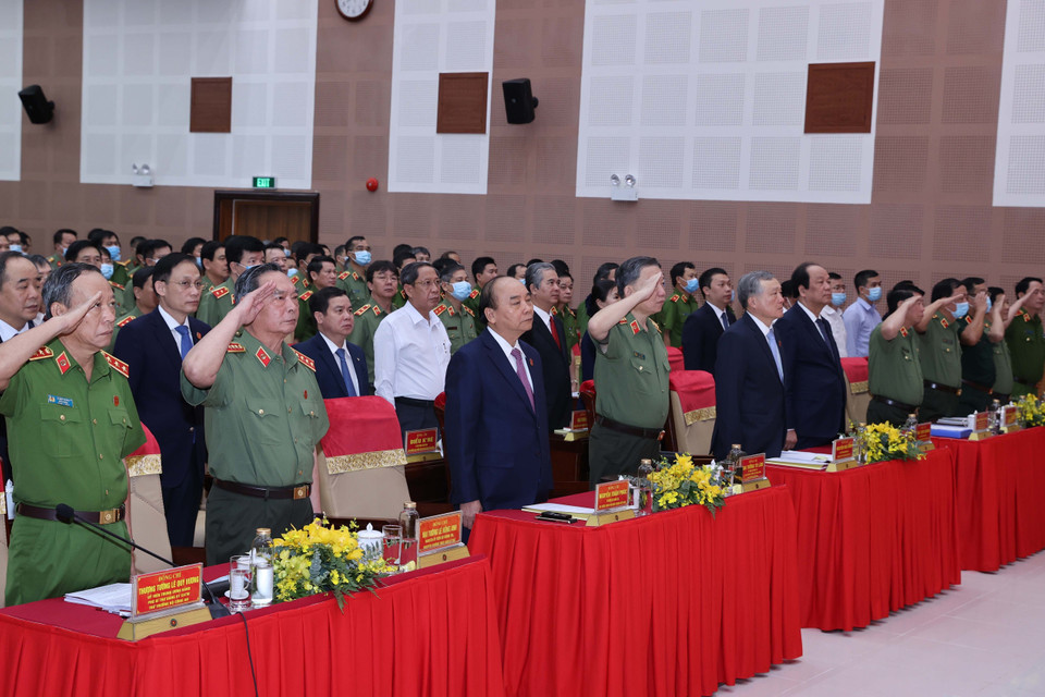 Thủ tướng Nguyễn Xuân Phúc và các đại biều thực hiện nghi thức chào cờ. (Ảnh: Thống Nhất/TTXVN)