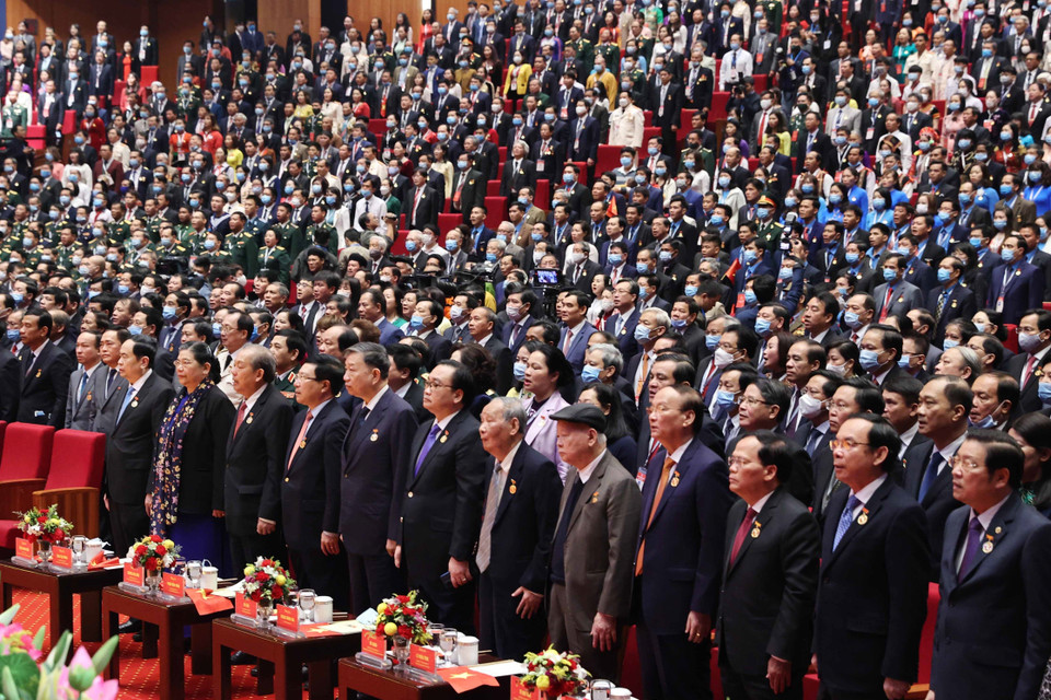 Các vị lãnh đạo, nguyên lãnh đạo Đảng Nhà nước cùng các đại biểu thực hiện nghi lễ chào cờ. (Ảnh: Thống Nhất/TTXVN)