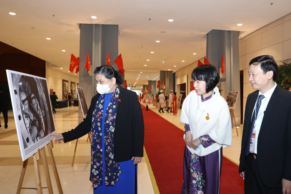 Lãnh đạo Thông tấn xã Việt Nam giới thiệu với Phó Chủ tịch Thường trực Quốc hội Tòng Thị Phóng những bức ảnh về phong trào thi đua yêu nước qua các thời kỳ do phóng viên TTXVN thực hiện, trưng bày tại Đại hội. (Ảnh: Văn Điệp/TTXVN)