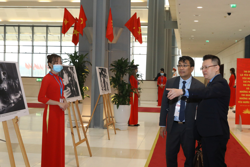 Lãnh đạo Thông tấn xã Việt Nam giới thiệu về những bức ảnh về phong trào thi đua yêu nước qua các thời kỳ do phóng viên TTXVN thực hiện, trưng bày tại Đại hội. (Ảnh: Văn Điệp/TTXVN)