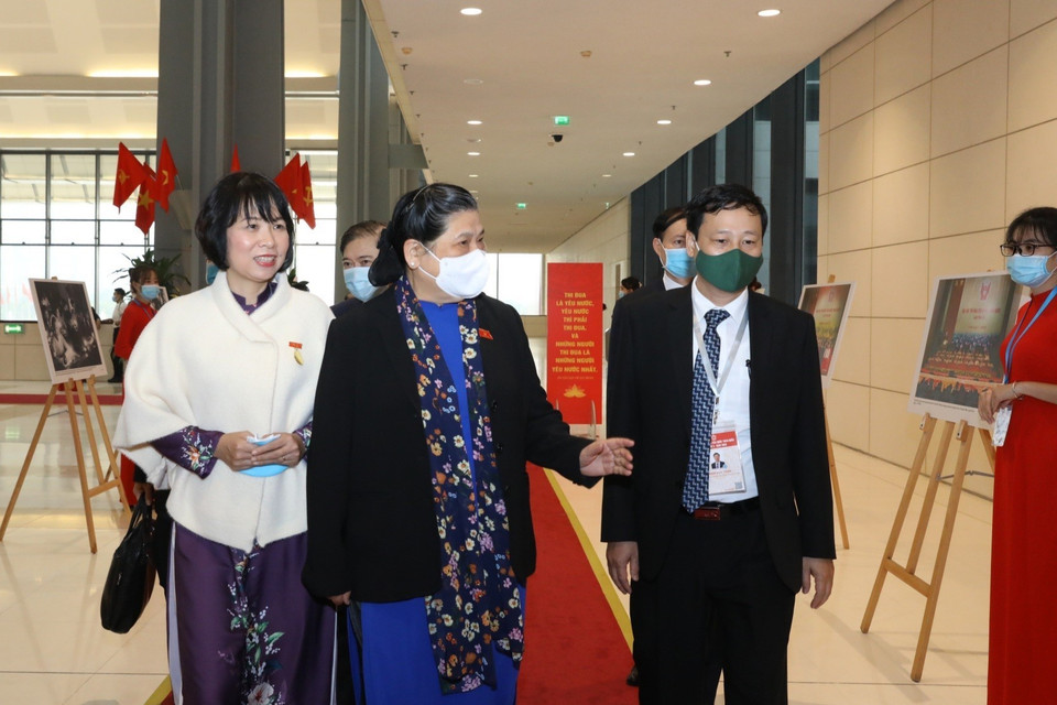 Lãnh đạo Thông tấn xã Việt Nam giới thiệu với Phó Chủ tịch Thường trực Quốc hội Tòng Thị Phóng những bức ảnh về phong trào thi đua yêu nước qua các thời kỳ do phóng viên TTXVN thực hiện, trưng bày tại Đại hội. (Ảnh: Văn Điệp/TTXVN)