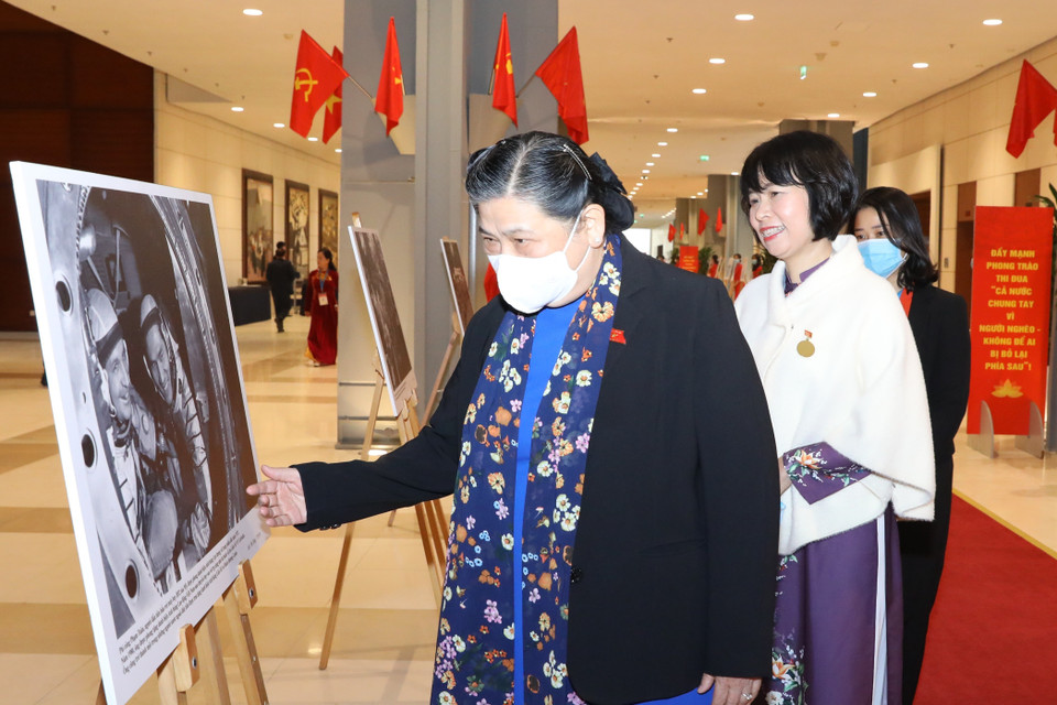 Lãnh đạo Thông tấn xã Việt Nam giới thiệu với Phó Chủ tịch Thường trực Quốc hội Tòng Thị Phóng những bức ảnh về phong trào thi đua yêu nước qua các thời kỳ do phóng viên TTXVN thực hiện, trưng bày tại Đại hội. (Ảnh: Văn Điệp/TTXVN)