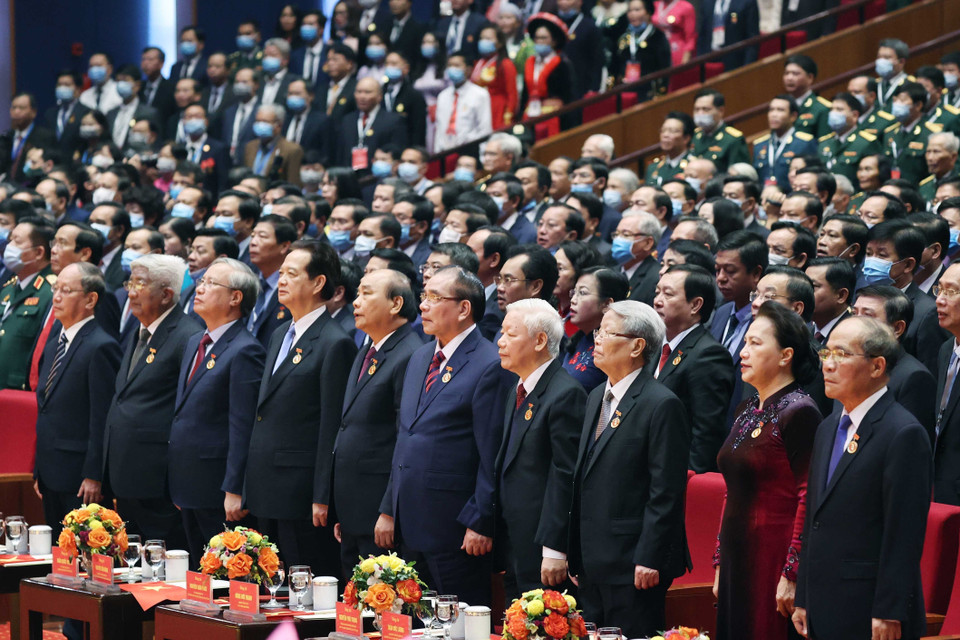 Các vị lãnh đạo, nguyên lãnh đạo Đảng Nhà nước cùng các đại biểu thực hiện nghi lễ chào cờ. (Ảnh: Thống Nhất/TTXVN)